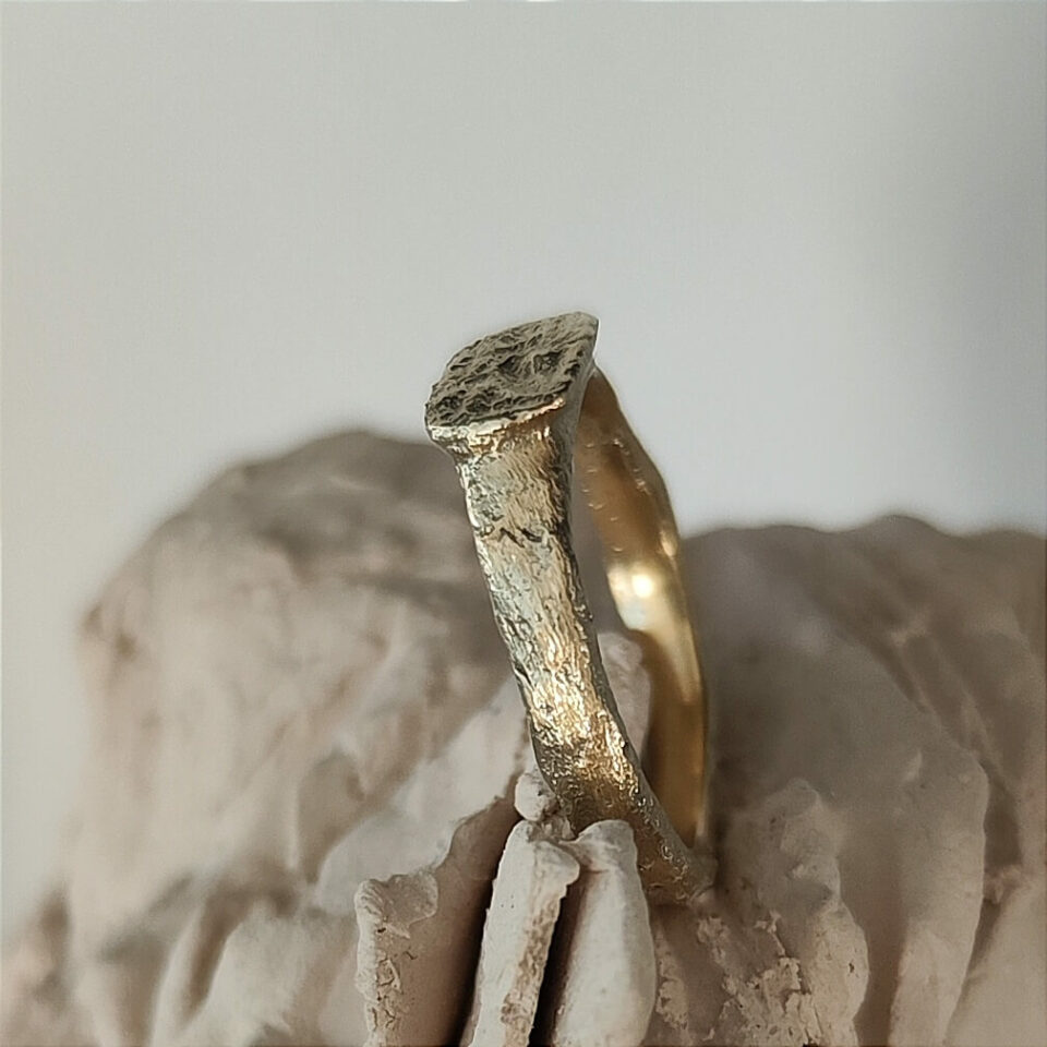 טבעת זהב 14K במראה עתיק וגולמי