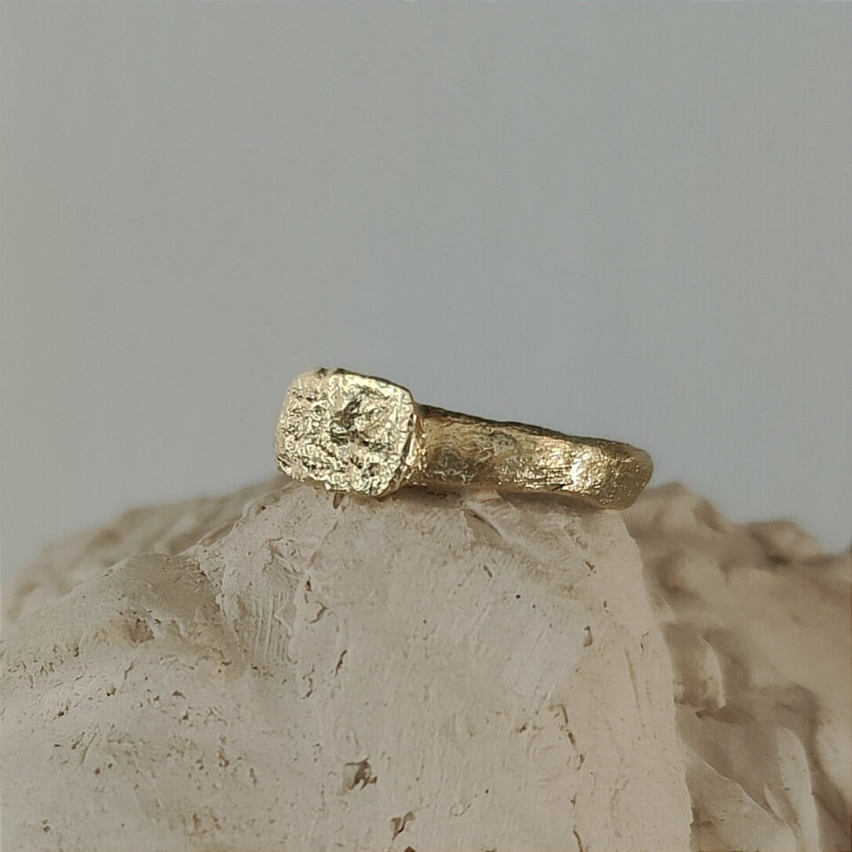 טבעת זהב 14K במראה עתיק וגולמי